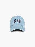 Hellblaues Baseball-Cap mit weißen Punkten und dunkelblau gesticktem "GAP"-Logo in der vorderen Mitte.