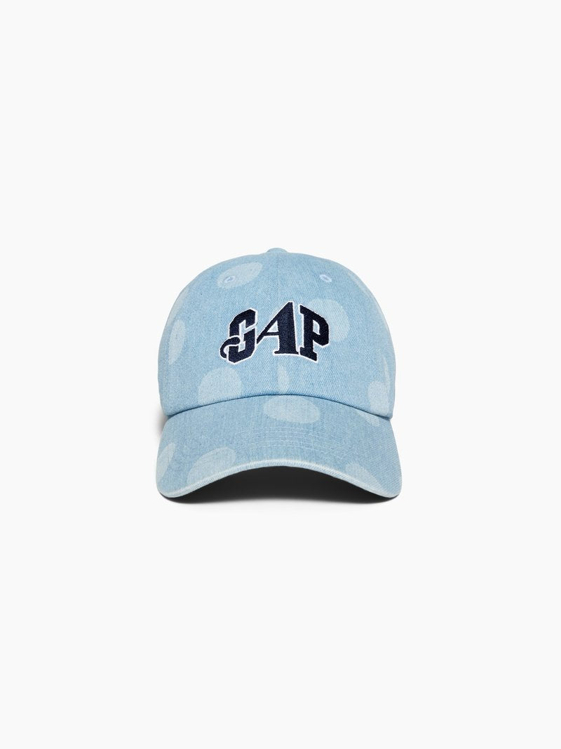 Hellblaues Baseball-Cap mit weißen Punkten und dunkelblau gesticktem "GAP"-Logo in der vorderen Mitte.