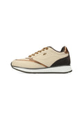 Beige und braune Sportschuh mit einem Obermaterial aus glattem Leder und Wildleder, Schnürung vorne und kontrastierender weißer Zwischensohle. Akzentuiert mit bronzefarbenen Details.