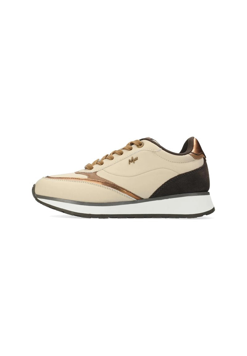 Beige und braune Sportschuh mit einem Obermaterial aus glattem Leder und Wildleder, Schnürung vorne und kontrastierender weißer Zwischensohle. Akzentuiert mit bronzefarbenen Details.