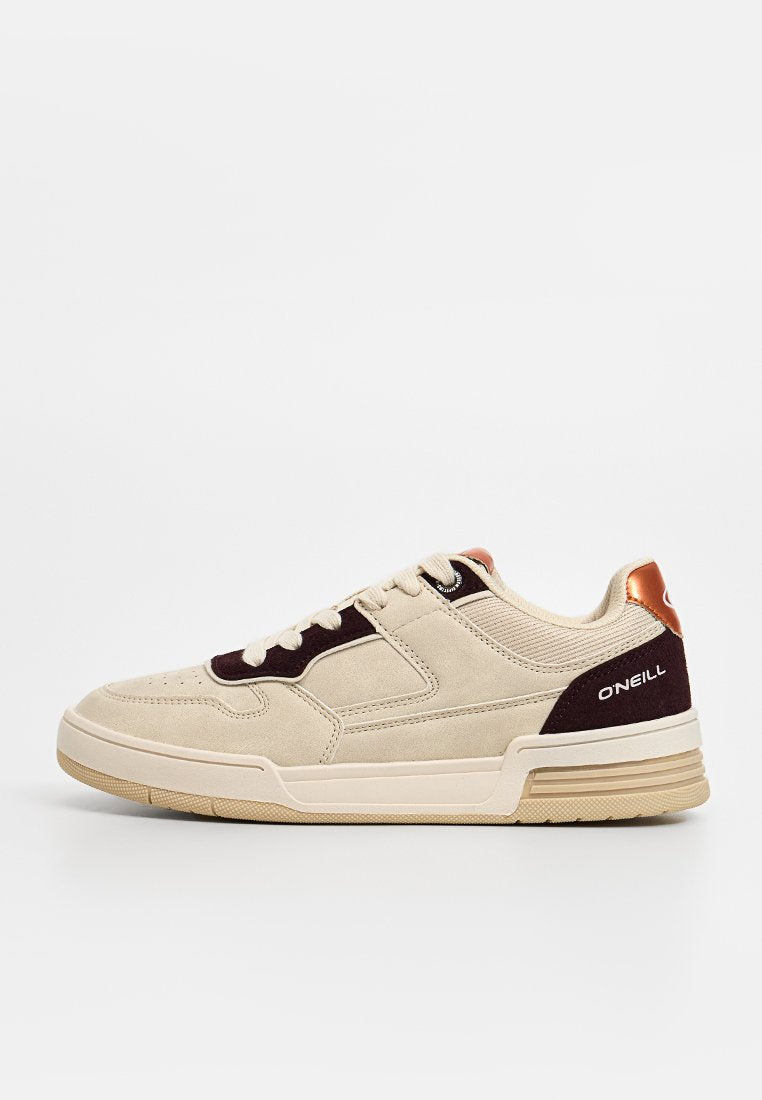Beige Sneaker mit einer Wildleder-Oberfläche, dunkelbraunen Akzenten und einer metallischen orangefarbenen Ferse. Mit Schnürverschluss und strukturierten Gummisohle.