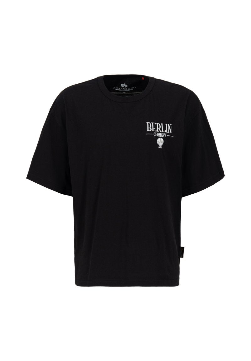 Schwarzes Baumwoll-T-Shirt mit oversized Schnitt. Mit "BERLIN"-Schriftzug und Ballongrafik in Weiß, kurzen Ärmeln und rundem Halsausschnitt.