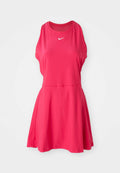 Rosa Sportkleid mit Racerback-Design und ausgestelltem Rock. Hergestellt aus glattem, leichtem Stoff. Mit kleinem weißen Logo auf der Brust.