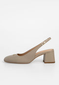 Beige Slingback-High Heels aus glattem Leder mit runder Zehenpartie, Blockabsatz und einem goldfarbenen Akzent auf dem Vorderfuß.