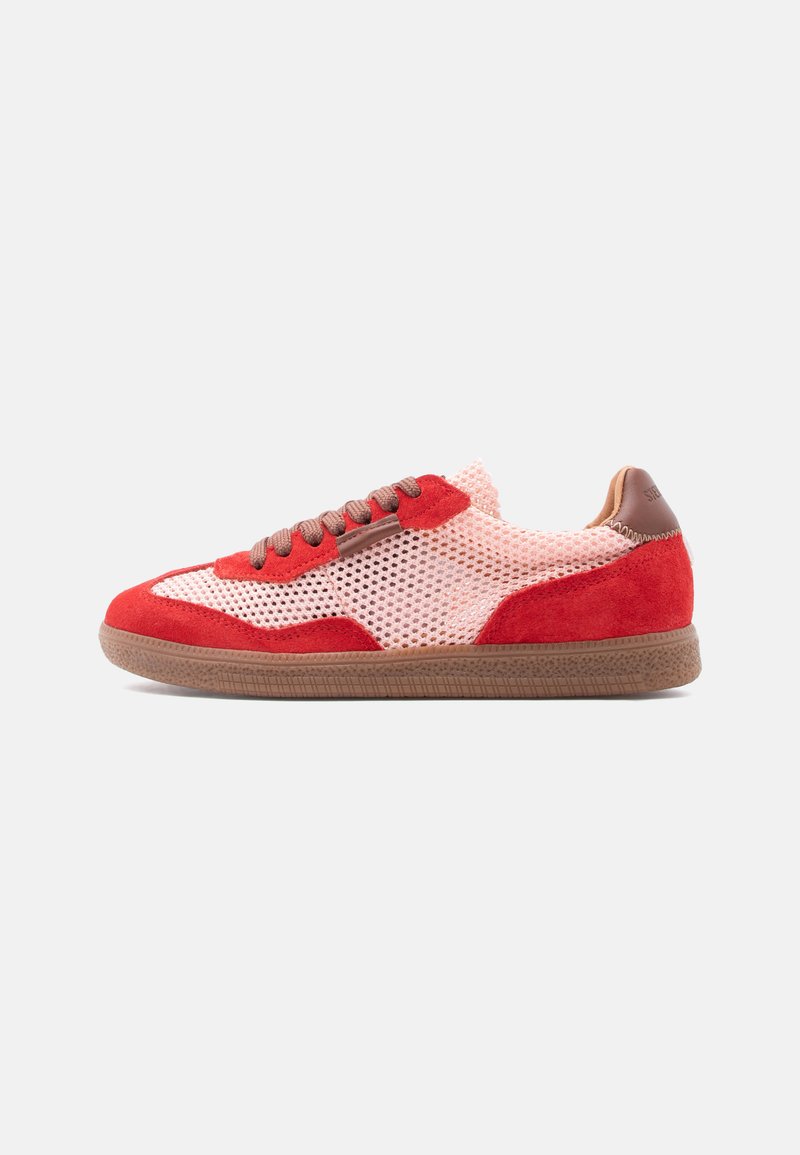 Niedrig geschnittener Sneaker aus rotem Wildleder und pinken Mesh-Einsätzen, mit braunen Schnürsenkeln und einer strukturierten braunen Sohle, seitlich auf weißem Hintergrund gezeigt.