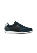 Navyblaue Sneakers mit einer Mischung aus Mesh- und Wildledermaterialien, runder Zehenpartie, weißer Sohle und dezentem Logo an der Seite.