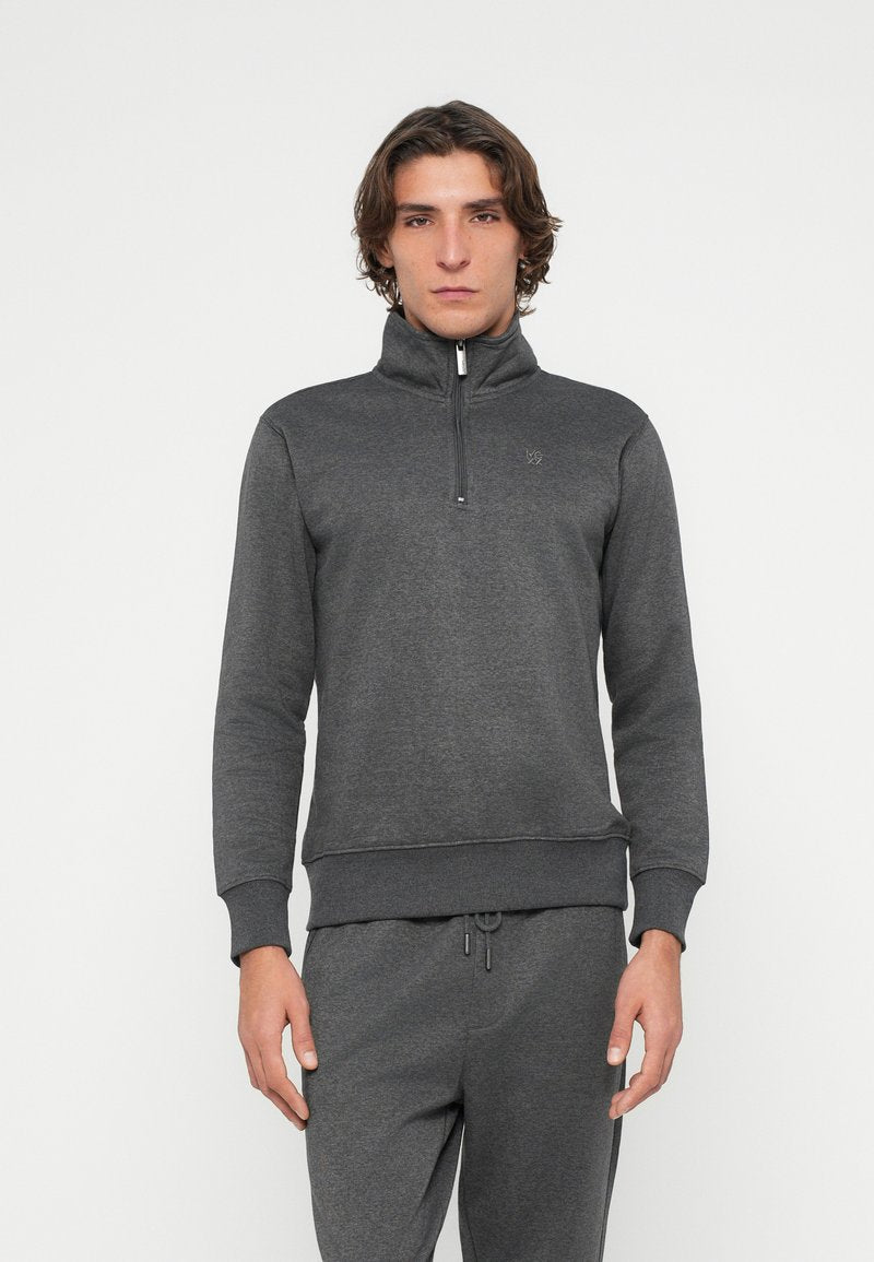 Dunkelgrauer Pullover mit Reißverschluss bis zur Brust aus Baumwollmischgewebe. Verfügt über einen hohen Kragen, gerippte Bündchen und ein Logo auf der Brust. Glatte Textur.