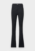 Schwarze, hoch taillierte Leggings mit feiner Struktur und leicht ausgestelltem Saum an den Knöcheln, versehen mit einem kleinen runden Logo am Bund.