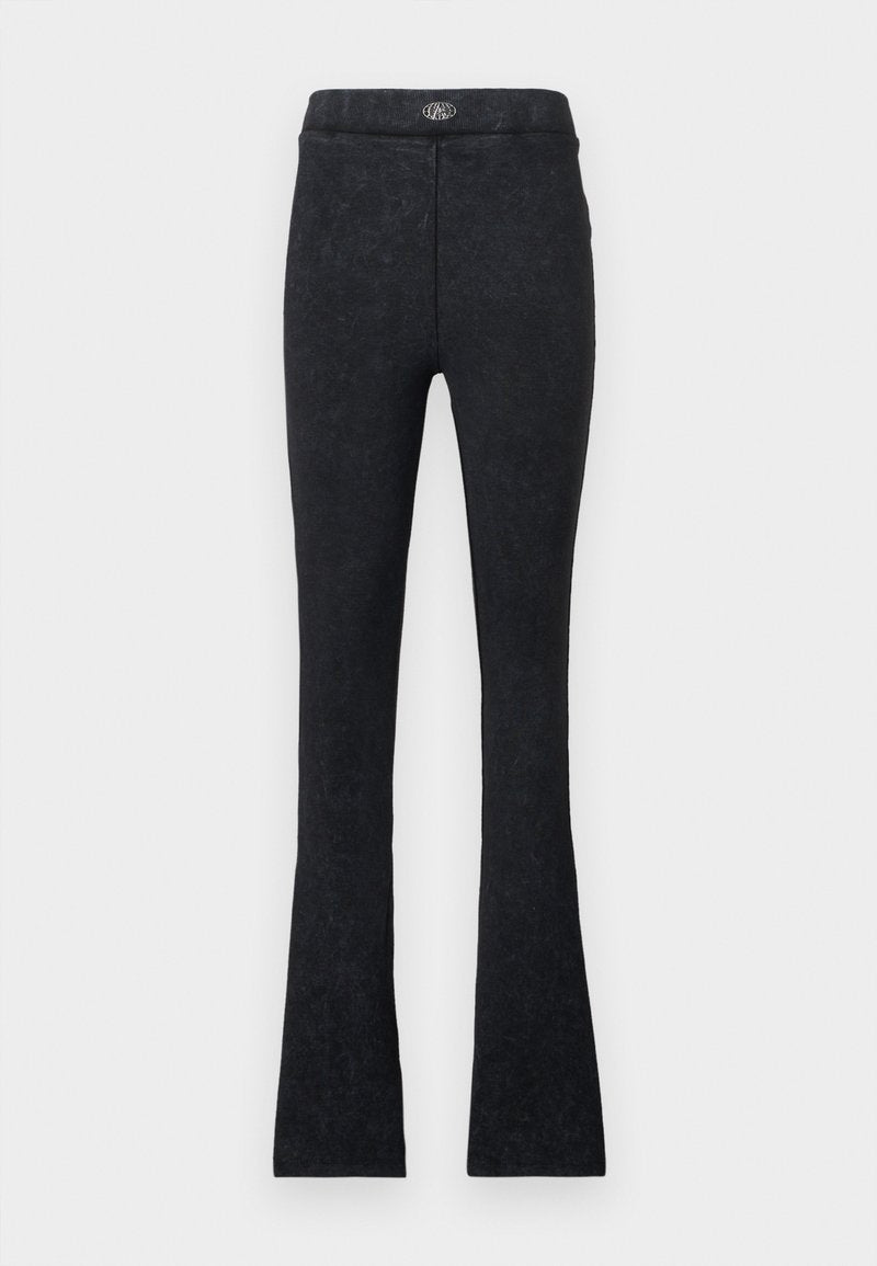 Schwarze, hoch taillierte Leggings mit feiner Struktur und leicht ausgestelltem Saum an den Knöcheln, versehen mit einem kleinen runden Logo am Bund.