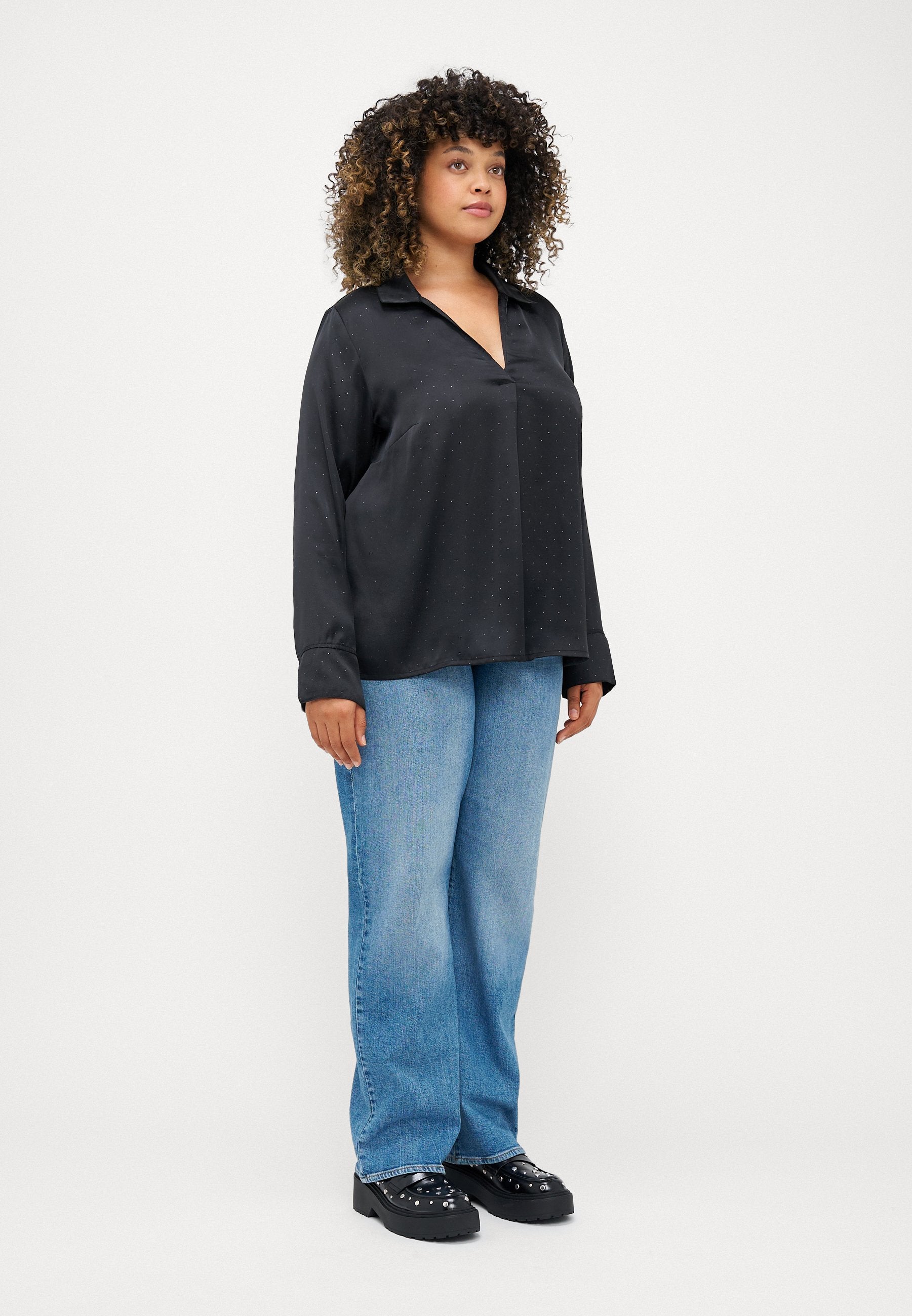 CARLUAR V NECK Media 5