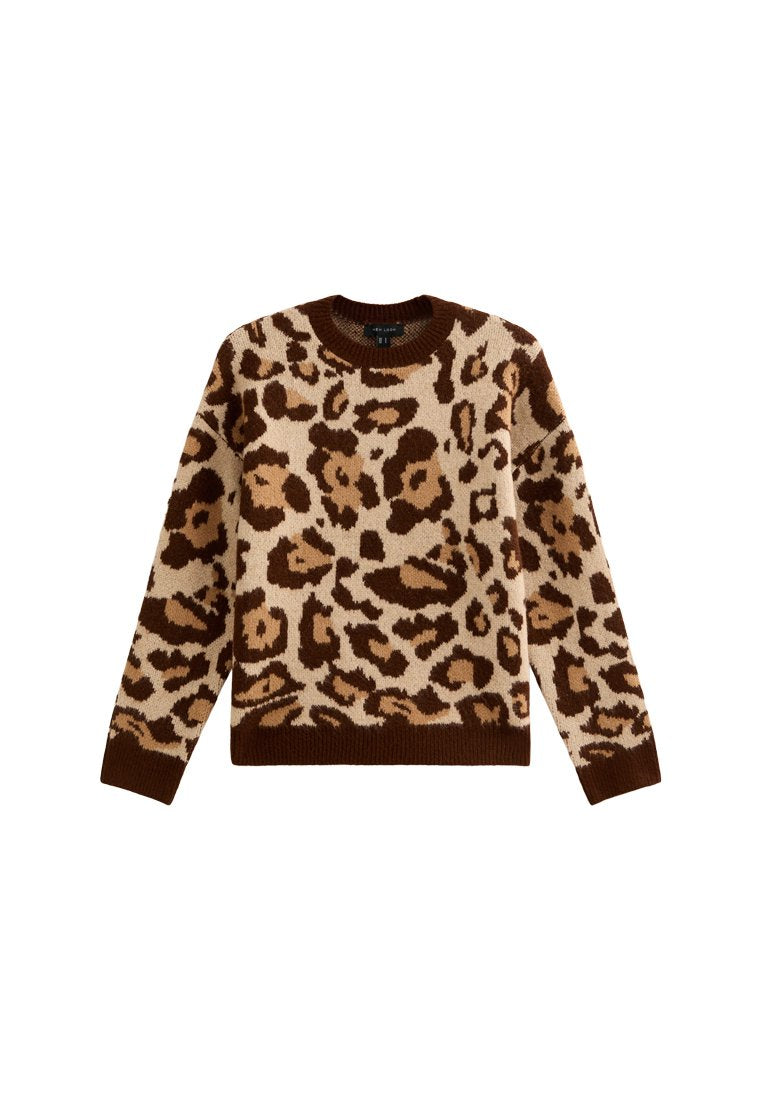 Brauner und beiger Strickpullover mit Leopardenmuster, Rundhalsausschnitt sowie langen Ärmeln mit gerippten Bündchen und Saum.