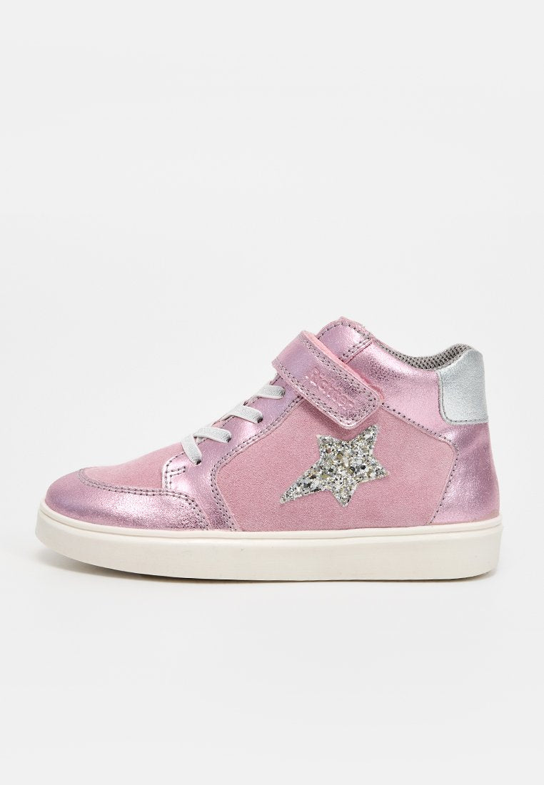 Pink metallic High-Top-Sneaker mit silbernem Glitzer-Sternapplikation, weißen Schnürsenkeln, Klettverschluss, silberner Fersenverzierung und weißer Sohle.
