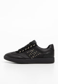 Schwarze Ledersneaker mit goldenen Nietenakzenten, Schnürdesign, runder Zehenform und strukturierten Details an der Seite. Gummisohle.