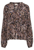 Langärmlige Bluse aus dunklem Stoff mit mehrfarbigem Paisleymuster, featuring einen V-Ausschnitt und gerafften Ärmeln für eine lässige Passform.