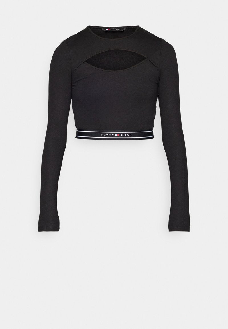 Schwarzes langärmliges Crop-Top mit einem Frontauschnitt und elastischem Saum, versehen mit weißem "Tommy Jeans" Branding und Logo.