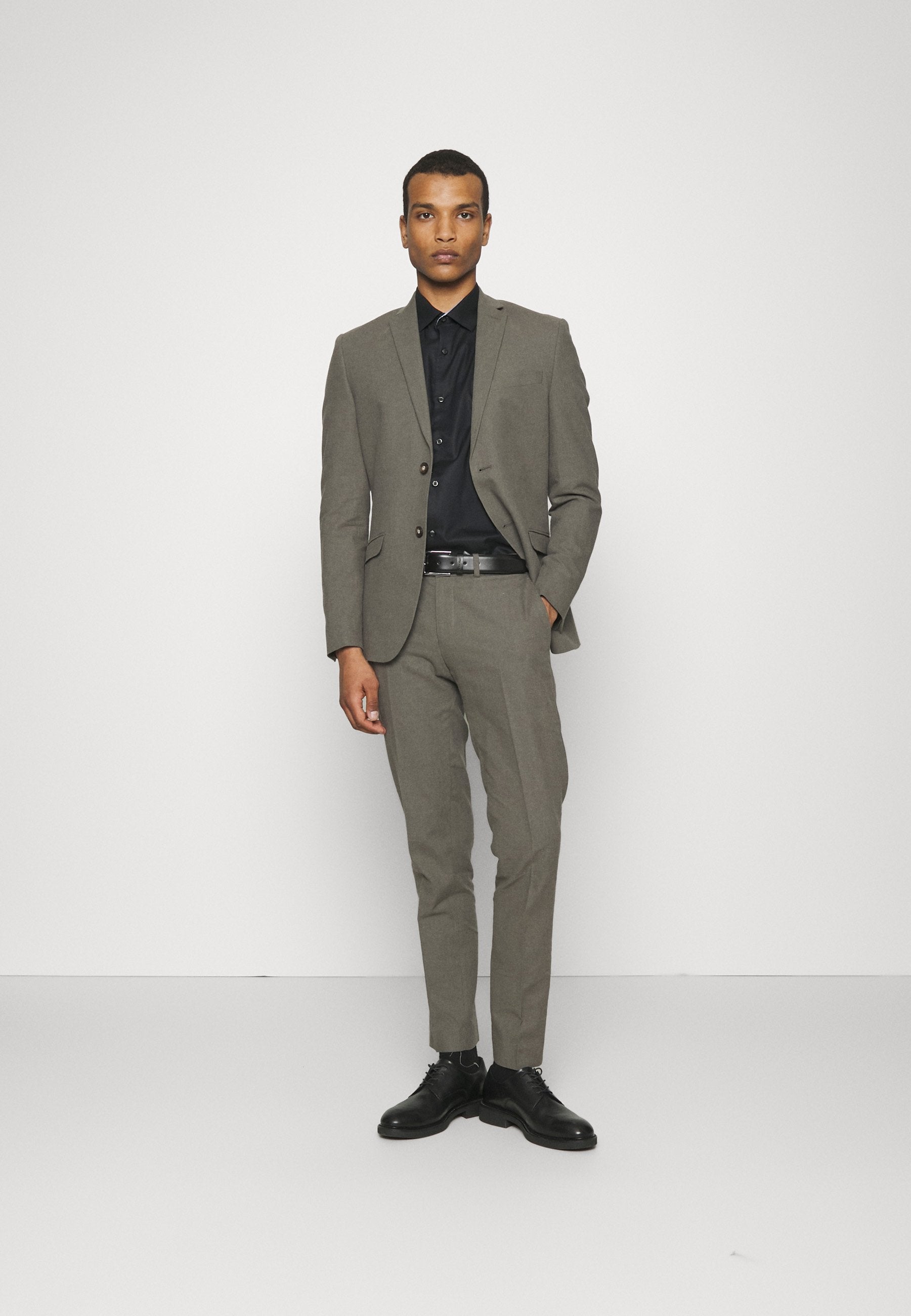 Isaac Dewhirst THE FASHION SUIT NOTCH
