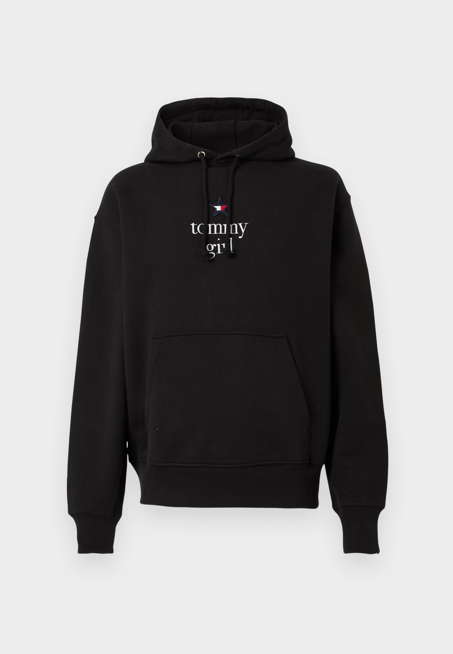 Schwarzer Hoodie mit vorderer Kängurutasche, Kapuze mit Kordelzug, kleinem Sternlogo und weißem Text "tommy girl" auf der Brust.
