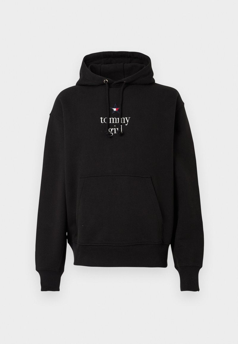 Schwarzer Hoodie mit vorderer Kängurutasche, Kapuze mit Kordelzug, kleinem Sternlogo und weißem Text "tommy girl" auf der Brust.
