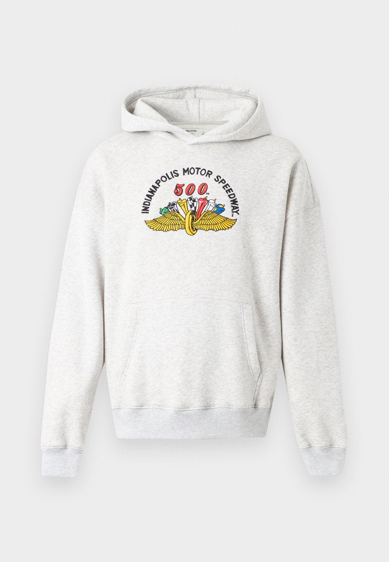 Grauer Kapuzenpullover aus weicher Baumwollmischung. Mit einer Fronttasche, gerippten Bündchen und einem bunten Logo des Indianapolis Motor Speedway auf der Brust.