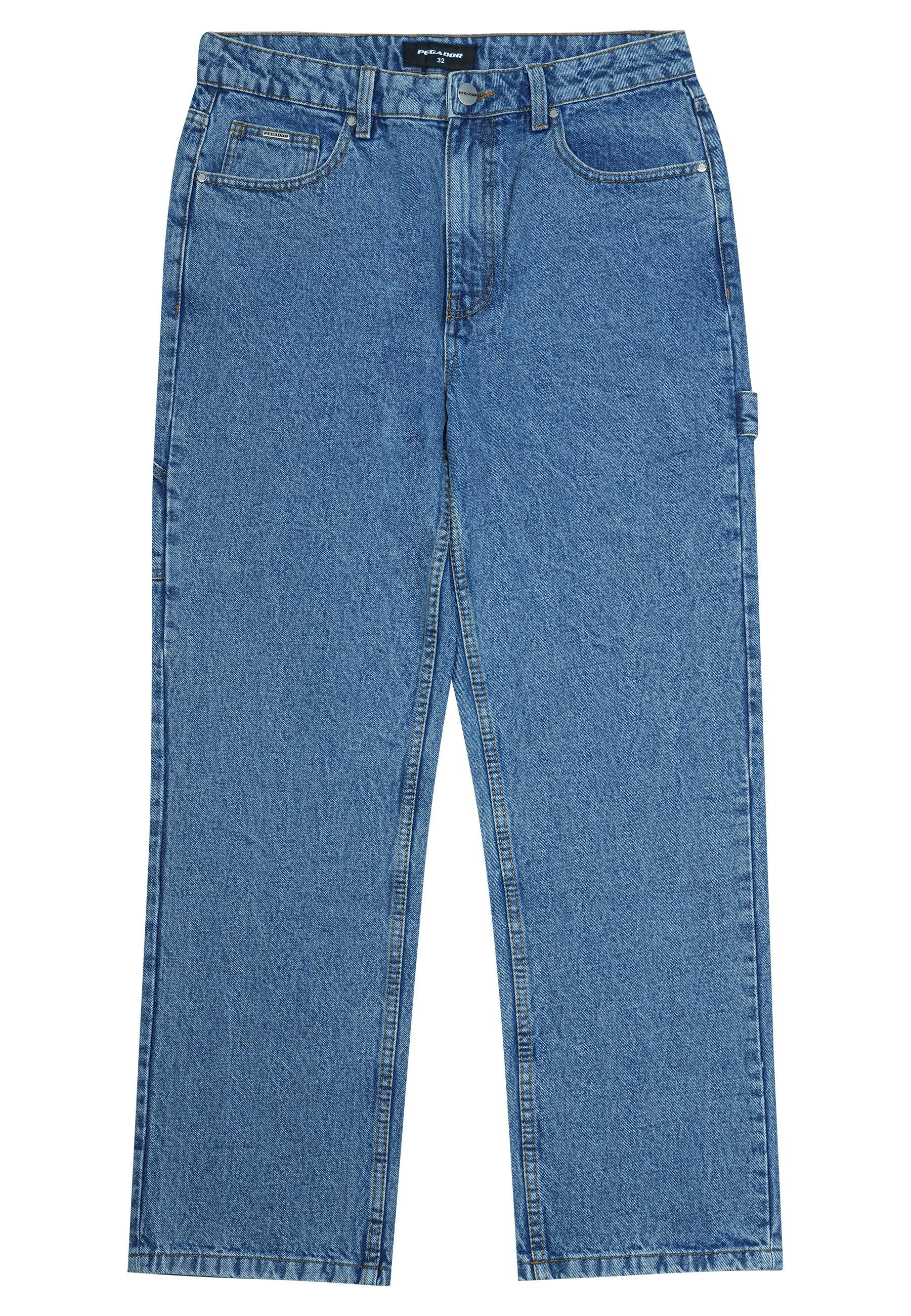 Blaue Jeans aus Denim mit geradem Schnitt, ausgestattet mit fünf Taschen, einer Knopfschließe und Gürtelschlaufen. Der Stoff hat eine strukturierte Oberfläche.