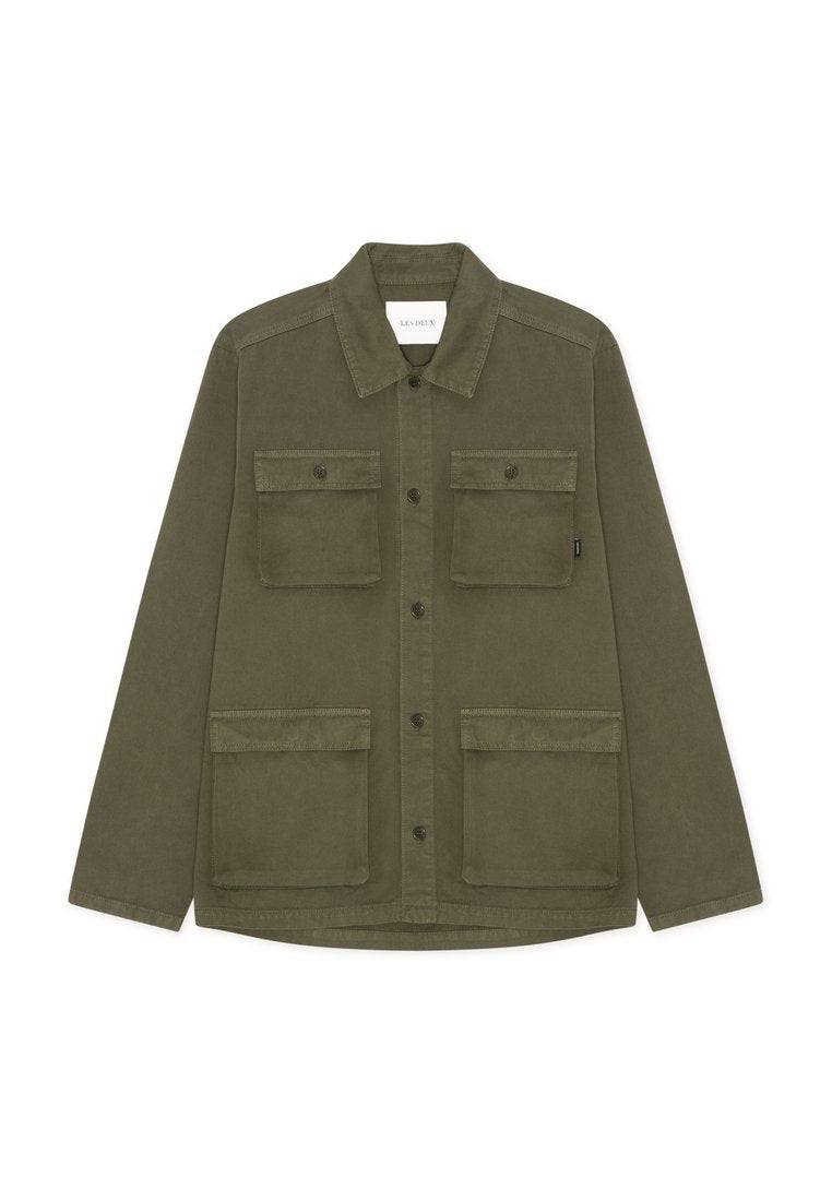 Olivgrüne Knopfleistenjacke mit vier Fronttaschen mit Klappen und Kragen, designed für die Freizeit.