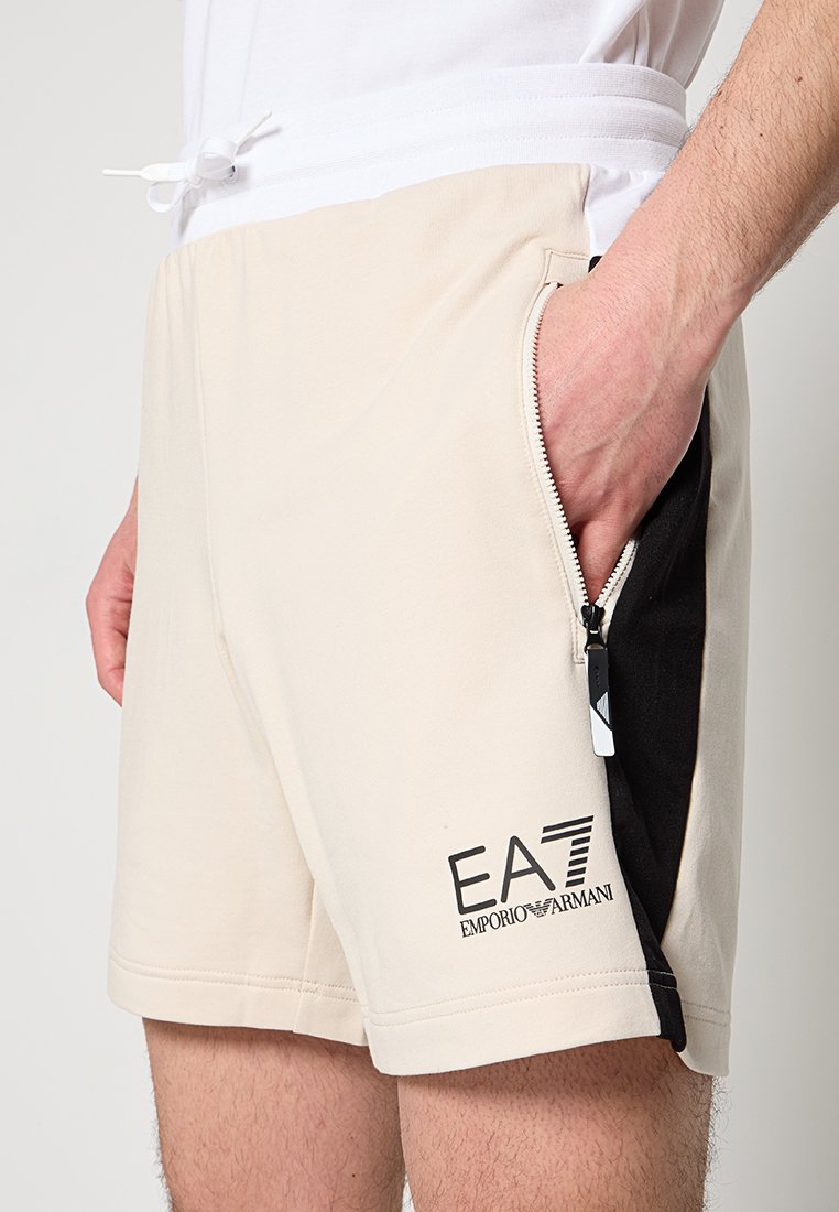 EA7 Emporio Armani Shorts Media 4