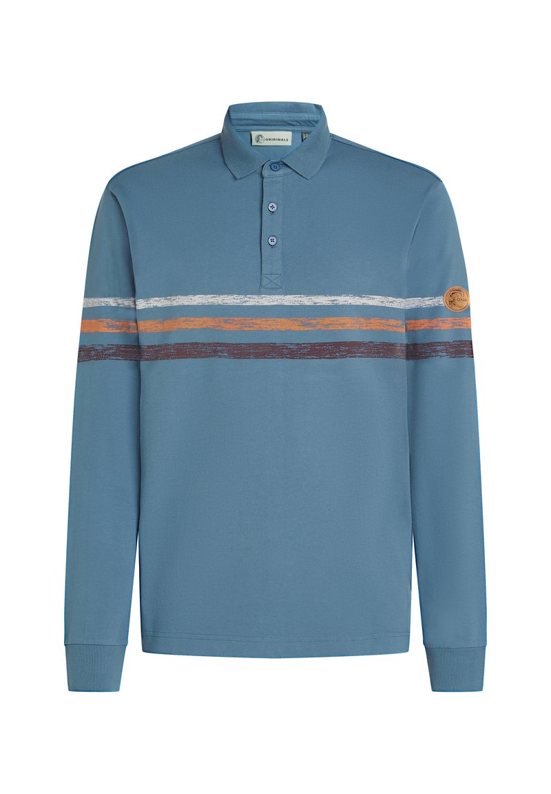 Blaues Langarm-Polohemd mit drei Knöpfen, weißen, orangefarbenen und braunen horizontalen Streifen über der Brust sowie einem runden Lederaufnäher am linken Ärmel.