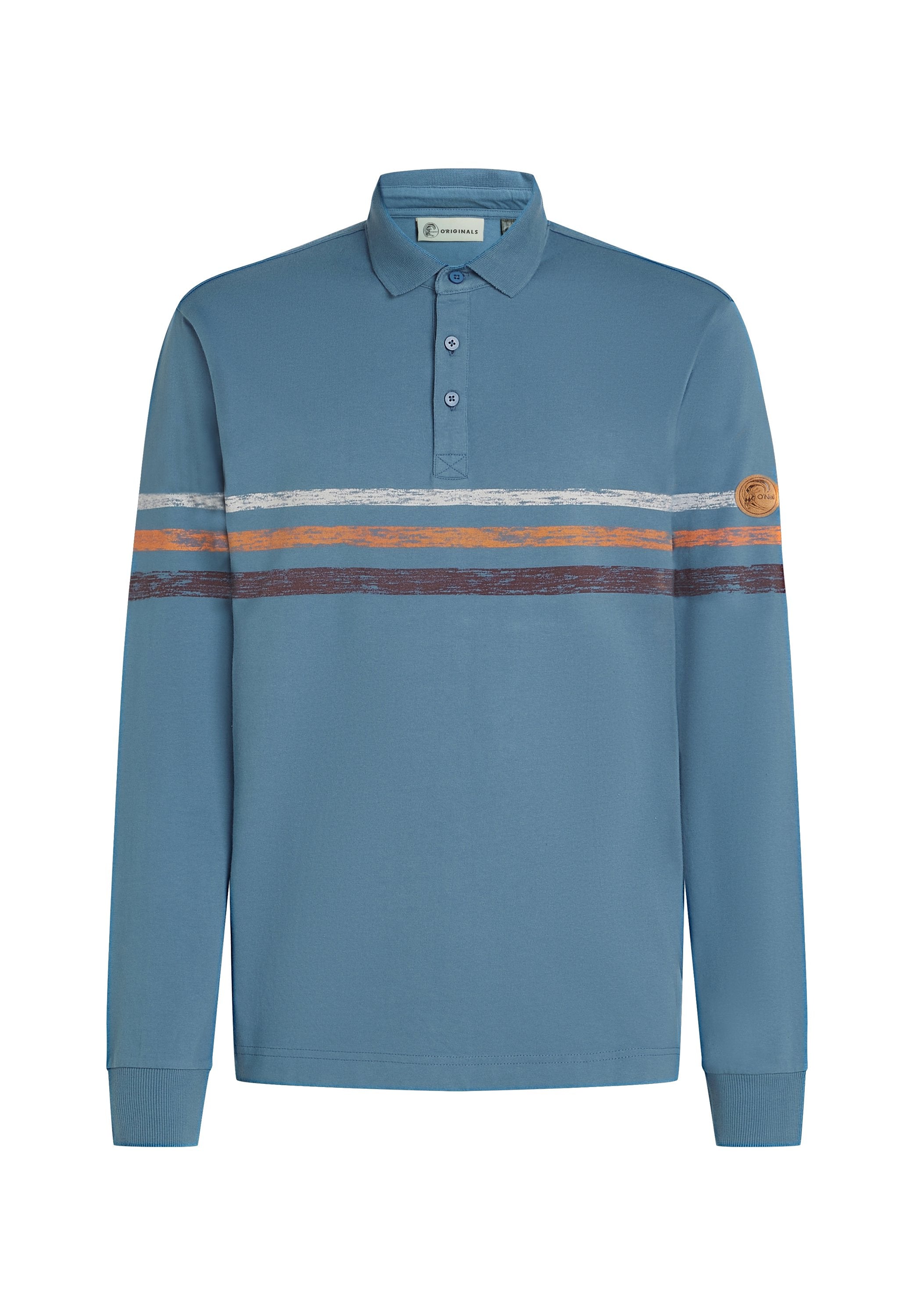 Blaues Langarm-Polohemd mit drei Knöpfen, weißen, orangefarbenen und braunen horizontalen Streifen über der Brust sowie einem runden Lederaufnäher am linken Ärmel.