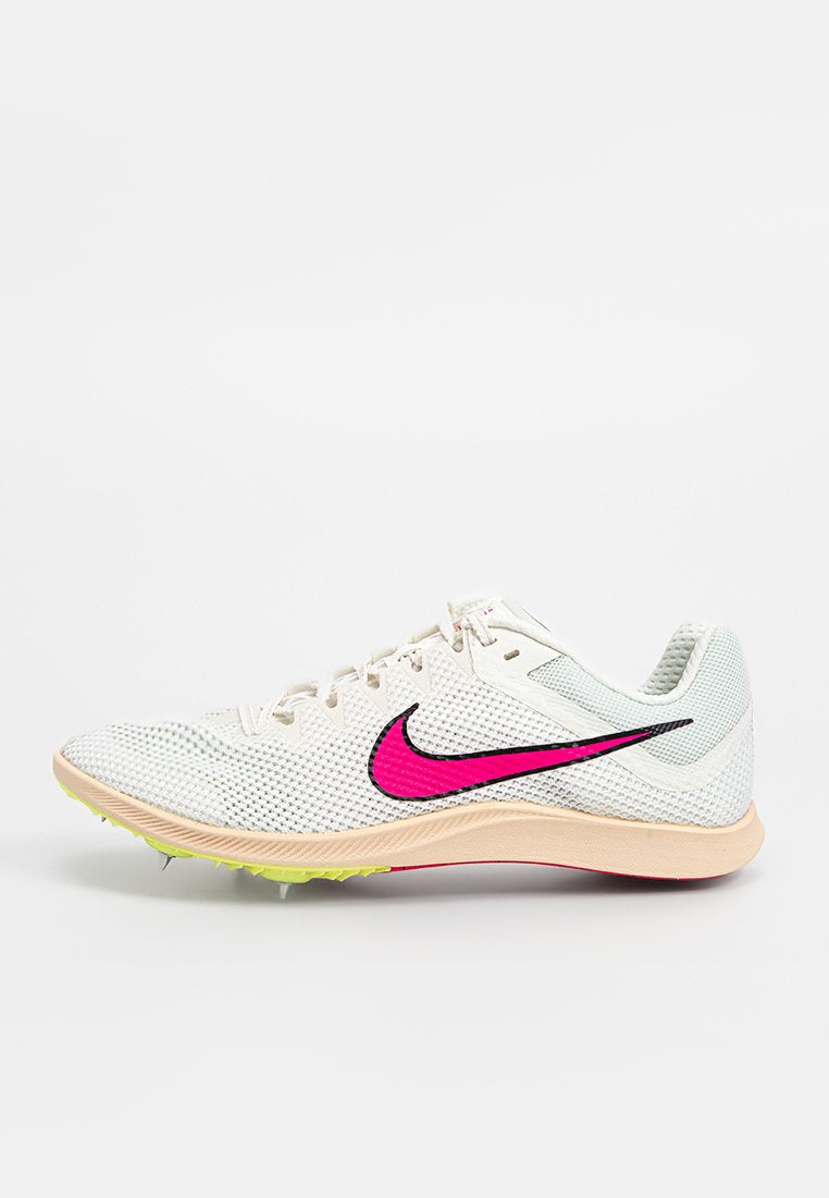 Weißer Sportschuh mit Oberteil aus Mesh, pinkem und schwarzem Swoosh sowie limettengrünen Stollen auf einer beige Sohle. Er verfügt über ein Schnürdesign und strukturierte Akzente.