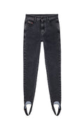 Schwarze enge Jeans aus Denim mit hoher Taille, ausgestattet mit zwei vorderen Taschen und einzigartigen, ausgeschnittenen Säumen aus kontrastierendem blauen Stoff.