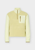 Hellgelber Fleece-Pullover mit Viertel-Reißverschluss vorne, hohem Kragen und Reißverschlusstasche auf der Brust vor weißem Hintergrund.
