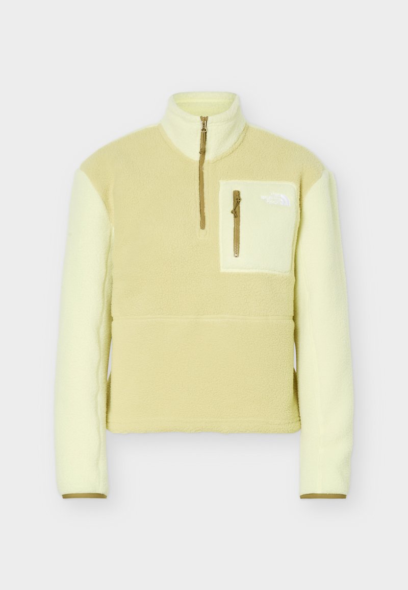 Hellgelber Fleece-Pullover mit Viertel-Reißverschluss vorne, hohem Kragen und Reißverschlusstasche auf der Brust vor weißem Hintergrund.