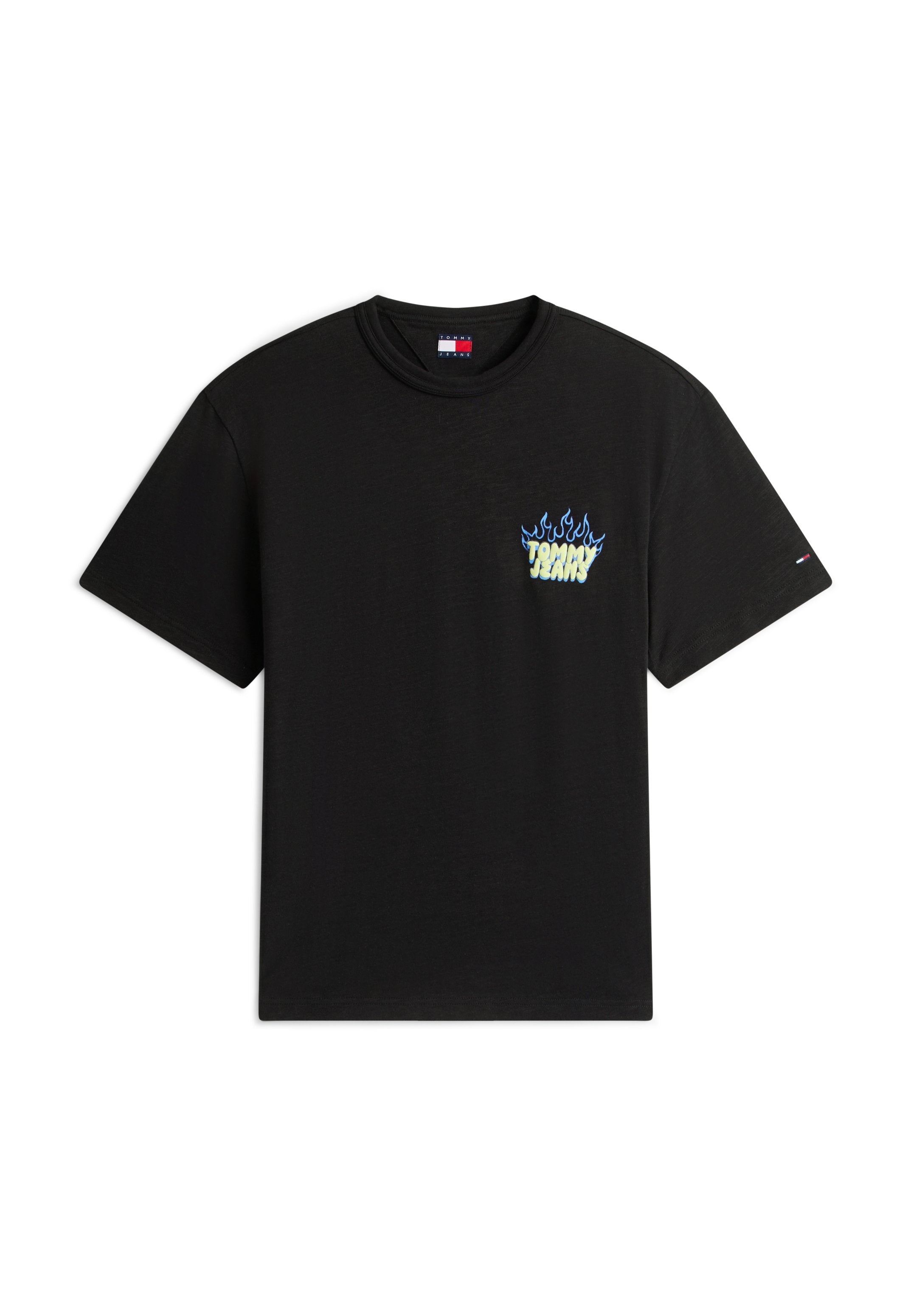 Schwarzes T-Shirt mit kurzen Ärmeln und dem Schriftzug "Tommy Jeans" in hellgelb sowie blauen Flammen im Bereich der Brusttasche, kleines Tommy-Flaggenlogo am linken Ärmel.