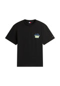 Schwarzes T-Shirt mit kurzen Ärmeln und dem Schriftzug "Tommy Jeans" in hellgelb sowie blauen Flammen im Bereich der Brusttasche, kleines Tommy-Flaggenlogo am linken Ärmel.