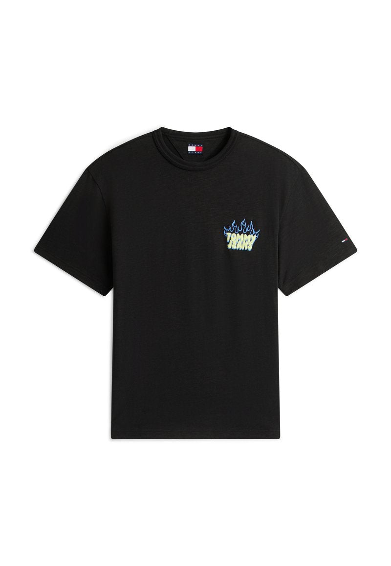 Schwarzes T-Shirt mit kurzen Ärmeln und dem Schriftzug "Tommy Jeans" in hellgelb sowie blauen Flammen im Bereich der Brusttasche, kleines Tommy-Flaggenlogo am linken Ärmel.