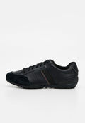 Schwarzer Sneaker mit niedrigem Schnitt, Leder- und Wildledereinsätzen, Schnürverschluss und strukturierter Sohle vor einfarbigem weißen Hintergrund.