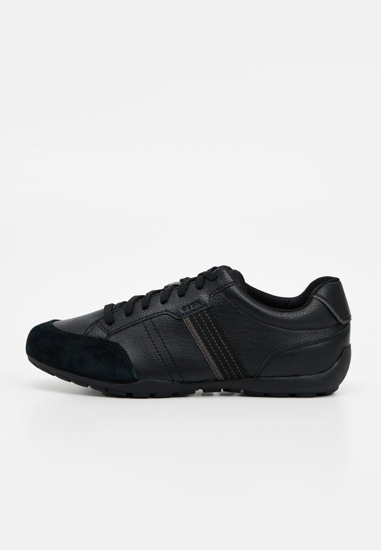Schwarzer Sneaker mit niedrigem Schnitt, Leder- und Wildledereinsätzen, Schnürverschluss und strukturierter Sohle vor einfarbigem weißen Hintergrund.