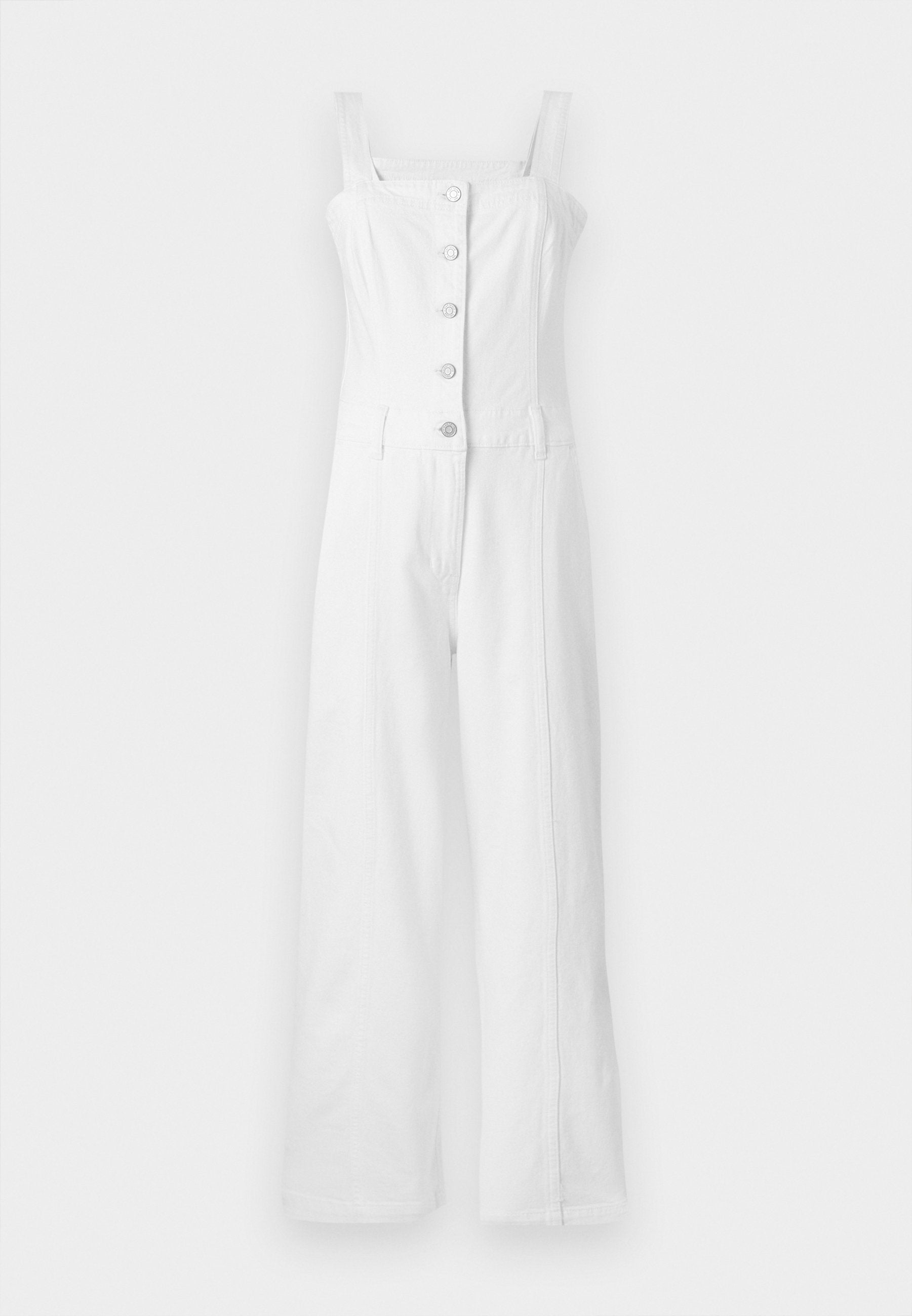 Weißer Denim-Jumpsuit mit weitem Bein, quadratischem Ausschnitt und verstellbaren Trägern. Mit fünf Knöpfen auf der Vorderseite und seitlichen Taschen.