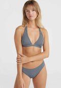 Gestreifter Bikini in Marineblau und Weiß, mit einem dreieckigen Bralette-Oberteil mit Halterträgern und einem tief sitzenden Unterteil. Glatte Textur, minimale Hardware.