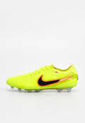 Neongelber Fußballschuh mit strukturierter Oberseite, schwarzem und orangefarbenem Nike-Swoosh sowie Mehrfach-Noppenlaufsohle für optimalen Grip. Leichtes Design.
