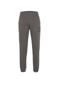 Graue Jogginghosen mit elastischem Bund und Bündchen an den Knöcheln, versehen mit einem kleinen gedruckten Text auf dem Oberschenkel in fetter Schriftart.