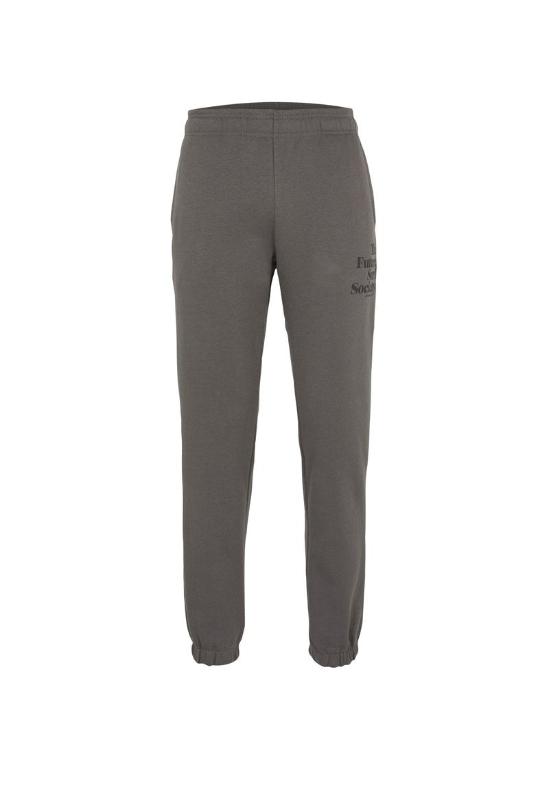 Graue Jogginghosen mit elastischem Bund und Bündchen an den Knöcheln, versehen mit einem kleinen gedruckten Text auf dem Oberschenkel in fetter Schriftart.