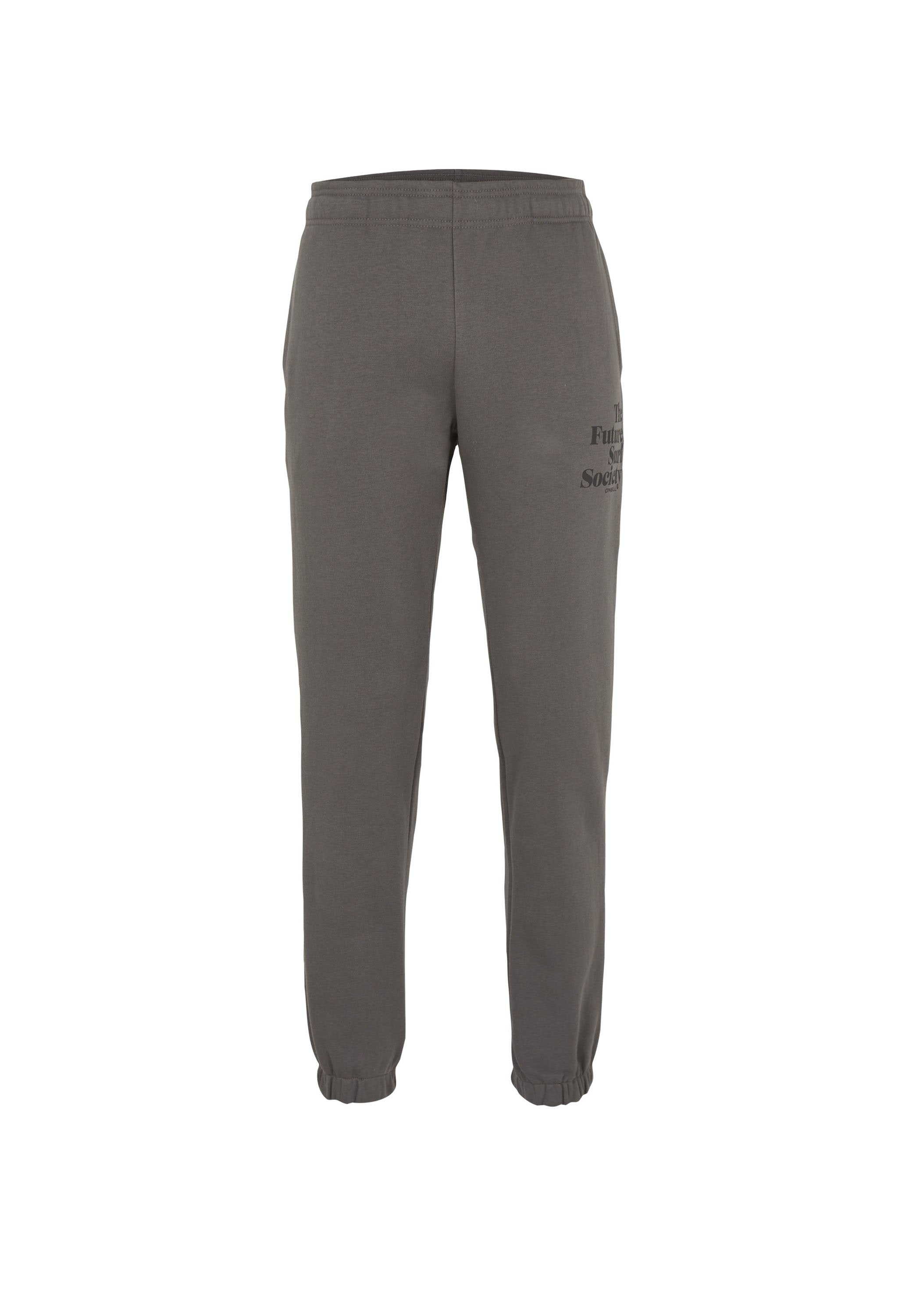 Graue Jogginghosen mit elastischem Bund und Bündchen an den Knöcheln, versehen mit einem kleinen gedruckten Text auf dem Oberschenkel in fetter Schriftart.