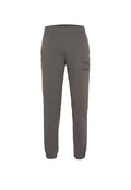 Graue Jogginghosen mit elastischem Bund und Bündchen an den Knöcheln, versehen mit einem kleinen gedruckten Text auf dem Oberschenkel in fetter Schriftart.