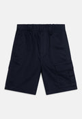 Marineblaue Shorts aus robustem Material, mit einem elastischen Bund, zwei Seitentaschen und einer Cargo-Tasche am rechten Bein.