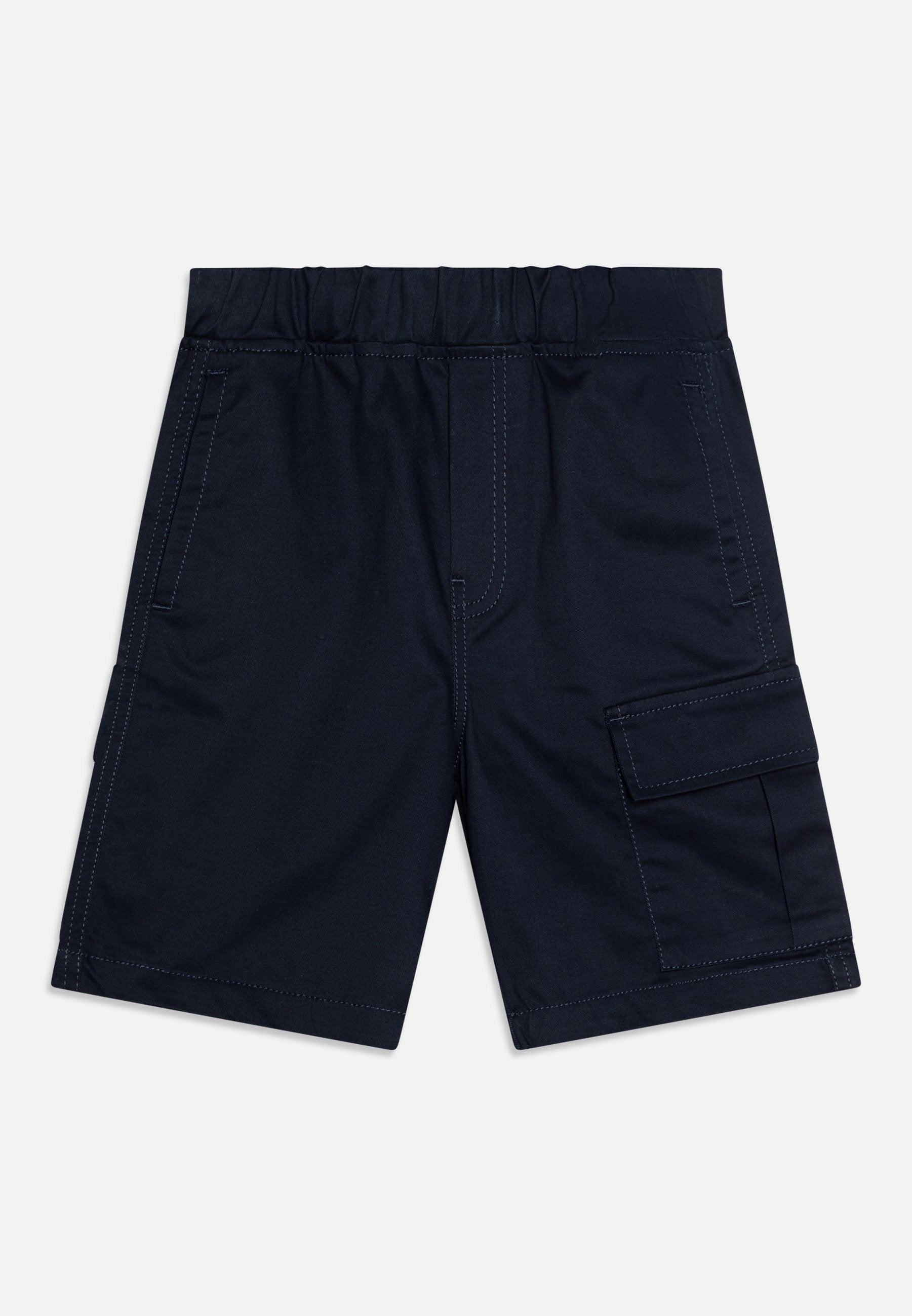 Marineblaue Shorts aus robustem Material, mit einem elastischen Bund, zwei Seitentaschen und einer Cargo-Tasche am rechten Bein.
