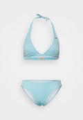 Hellblau gestreiftes Bikini-Set mit einem Dreiecksoberteil und einem Halterneck-Bindeband sowie klassischen Höschen, hergestellt aus glattem elastischen Stoff.