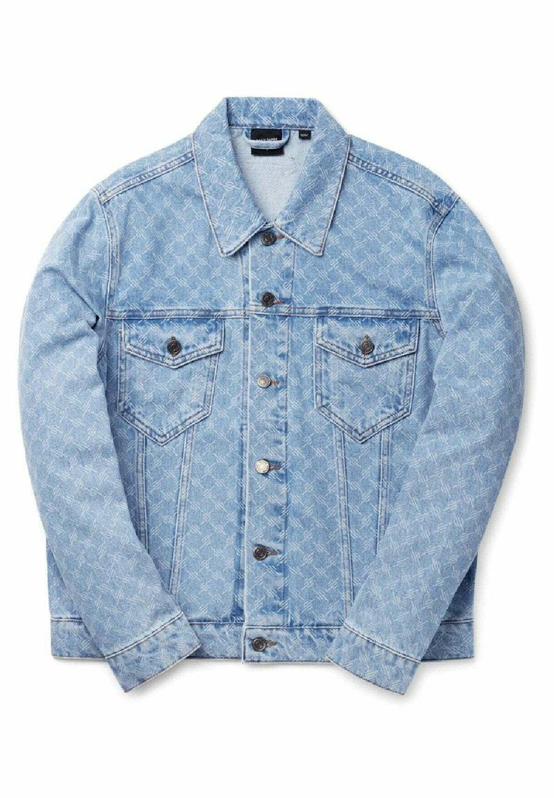 Hellblaues Jeansjackett mit strukturiertem Muster, zwei Fronttaschen, spitzem Kragen und Metallknopfverschlüssen.