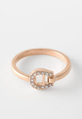 Ring aus Roségold mit einem Schnallen-Design, geschmückt mit kreisförmigen, klaren Kristallen. Glatte, polierte Oberfläche mit minimalistischem Design.