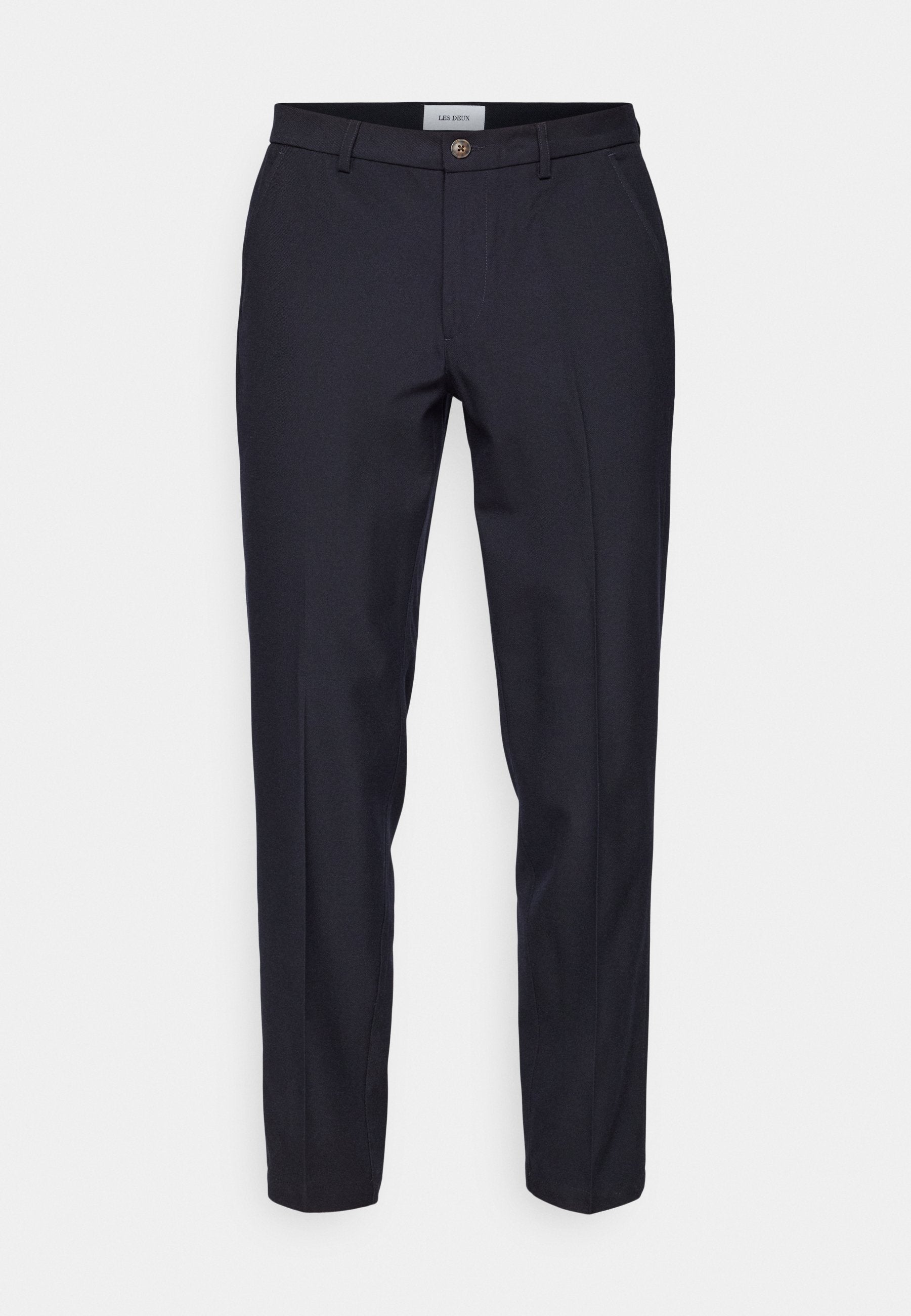 Navy-Hosen aus glattem Stoff, mit einem einzelnen Knopfverschluss, Gürtelschlaufen und schmal zulaufenden Beinen mit polierter Oberfläche.